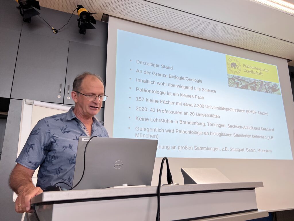Alexander Nützel welcoming the paleoG members in Erlangen